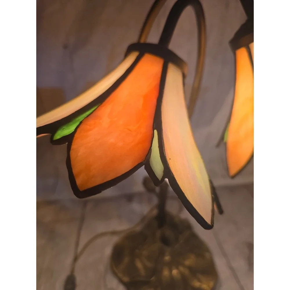 VTG. Tiffany Style Slag Glass  Flower Stained Glass Table Lamp Lily Pad Base